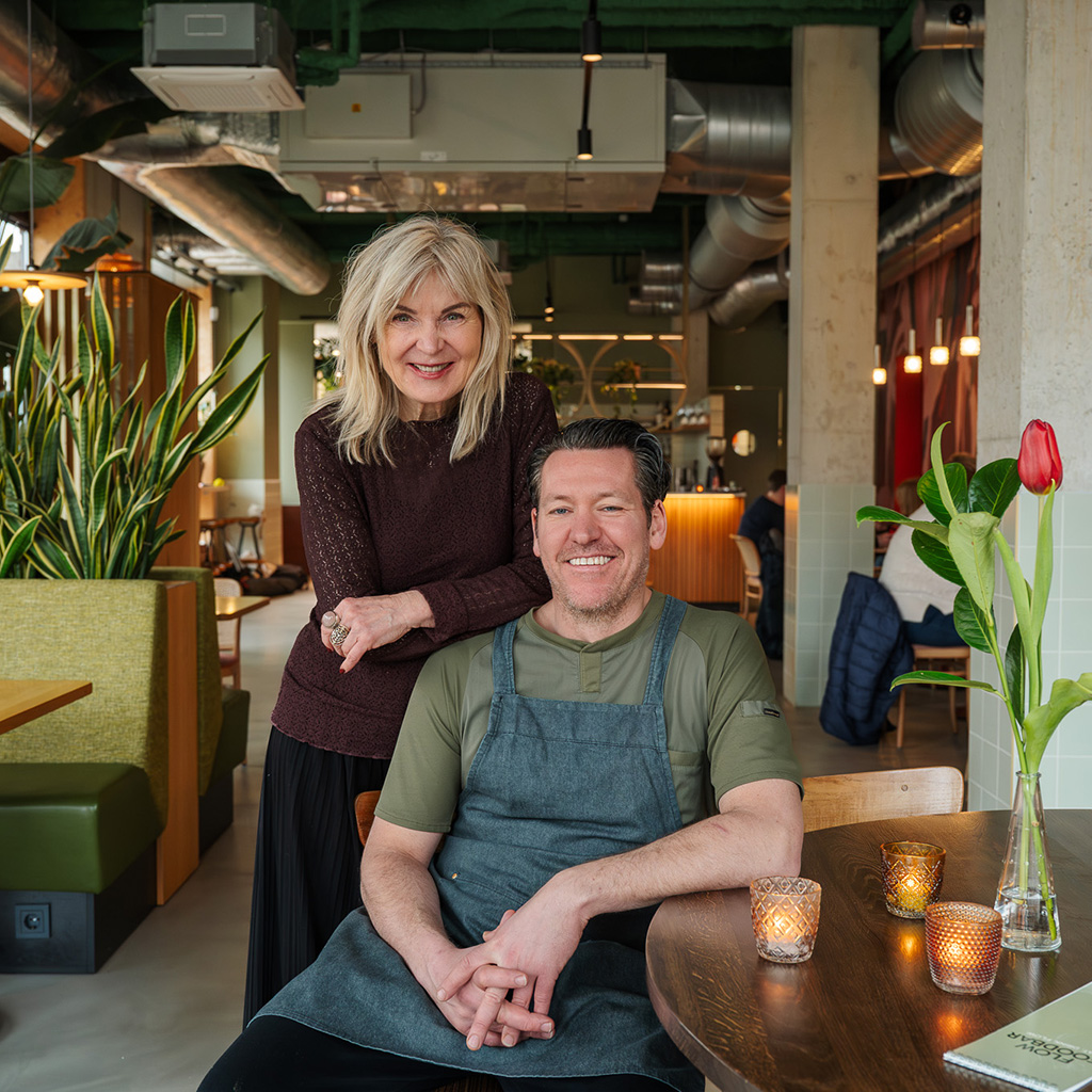 Eigenaren van Flow Foodbar in hun restaurant in Delft